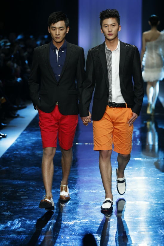 Featured image of post 男模牵手走秀当众搞基 同性婚纱秀成亮点