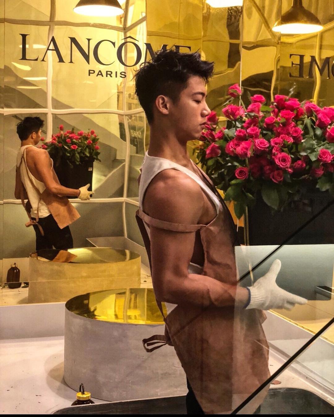 Featured image of post 爱拈花惹草的男神好帅！网晕倒：拜托带我走