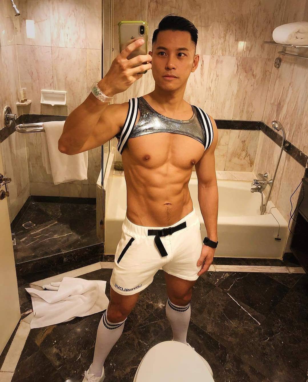 Featured image of post 泼水节大盘点（一）肌肉香港男生MARK (IG)